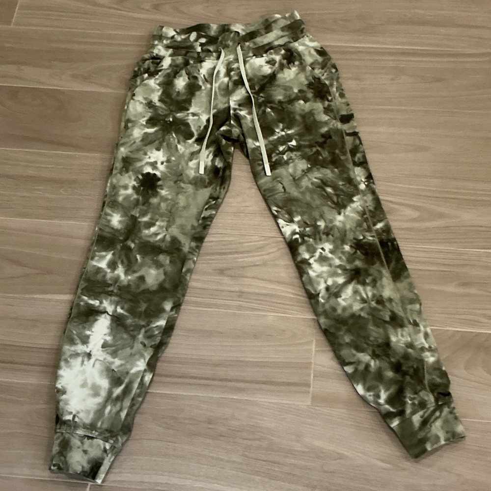 lululemon athletica Green Tie-Dye Leggings - Picture 7 of 16